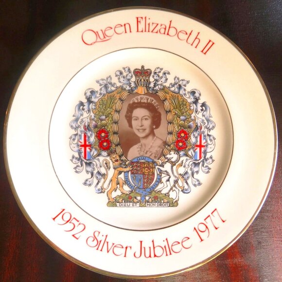 NWT Queen Elizabeth II Silver Jubilee Commemorative Plate Fine China England - Picture 1 of 4